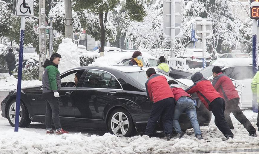 还在后悔家里没装地暖？许多人家里都这样装暖气片，3天就能装好