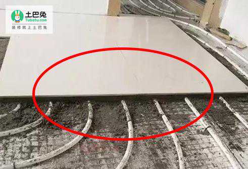 地暖上到底铺瓷砖还是地板？聪明人都这么装，很多家庭都选错了！