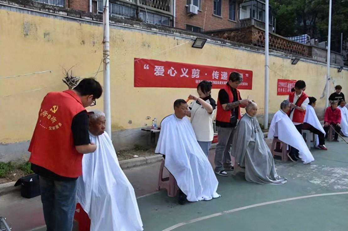 “爱心义剪·传递温暖”志愿活动在西园街道文明路社区温暖举行
