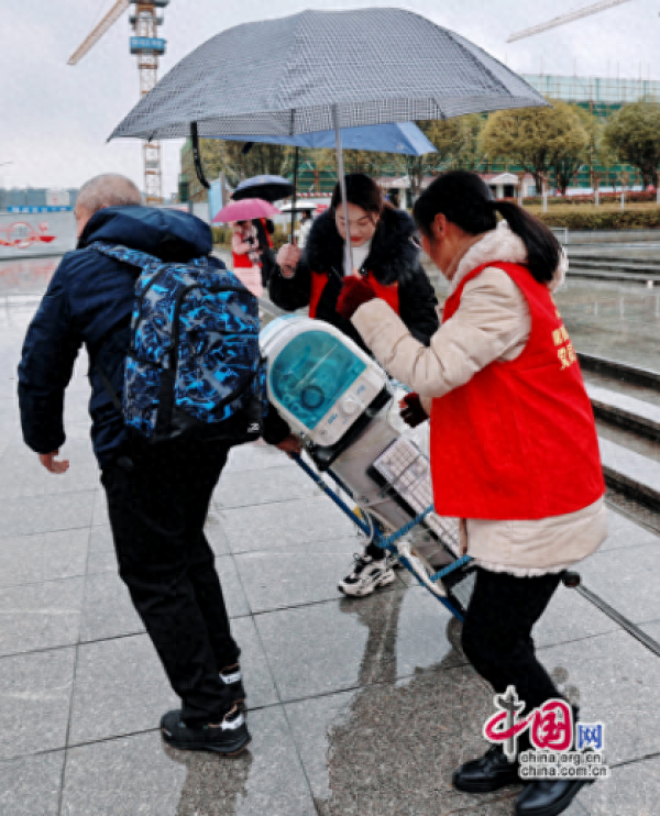 湖南隆回：春暖农民工 打通回家“最后一公里”