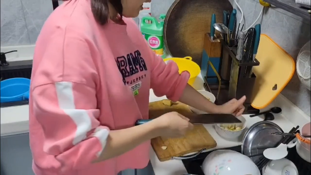 不知道吃什么，一碗洋葱莴笋丝面，暖心暖胃，香迷糊的一天