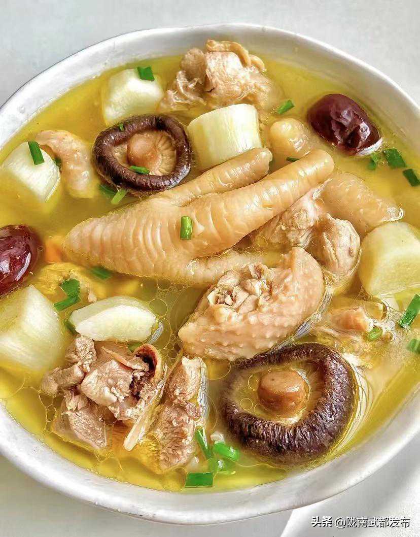 立冬以后，多吃砂锅熬菜，暖心又舒服